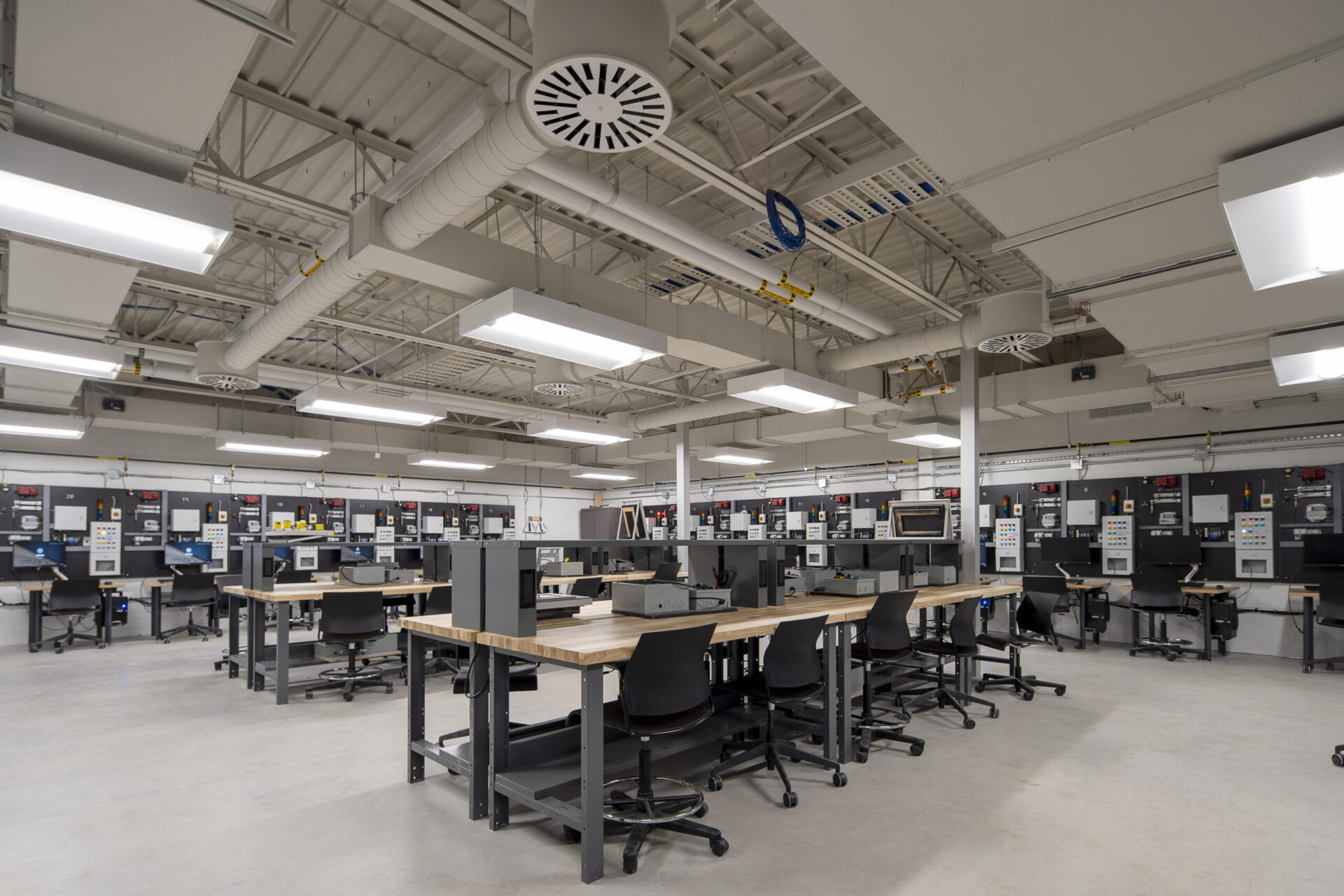 A building with desks filled with computers.