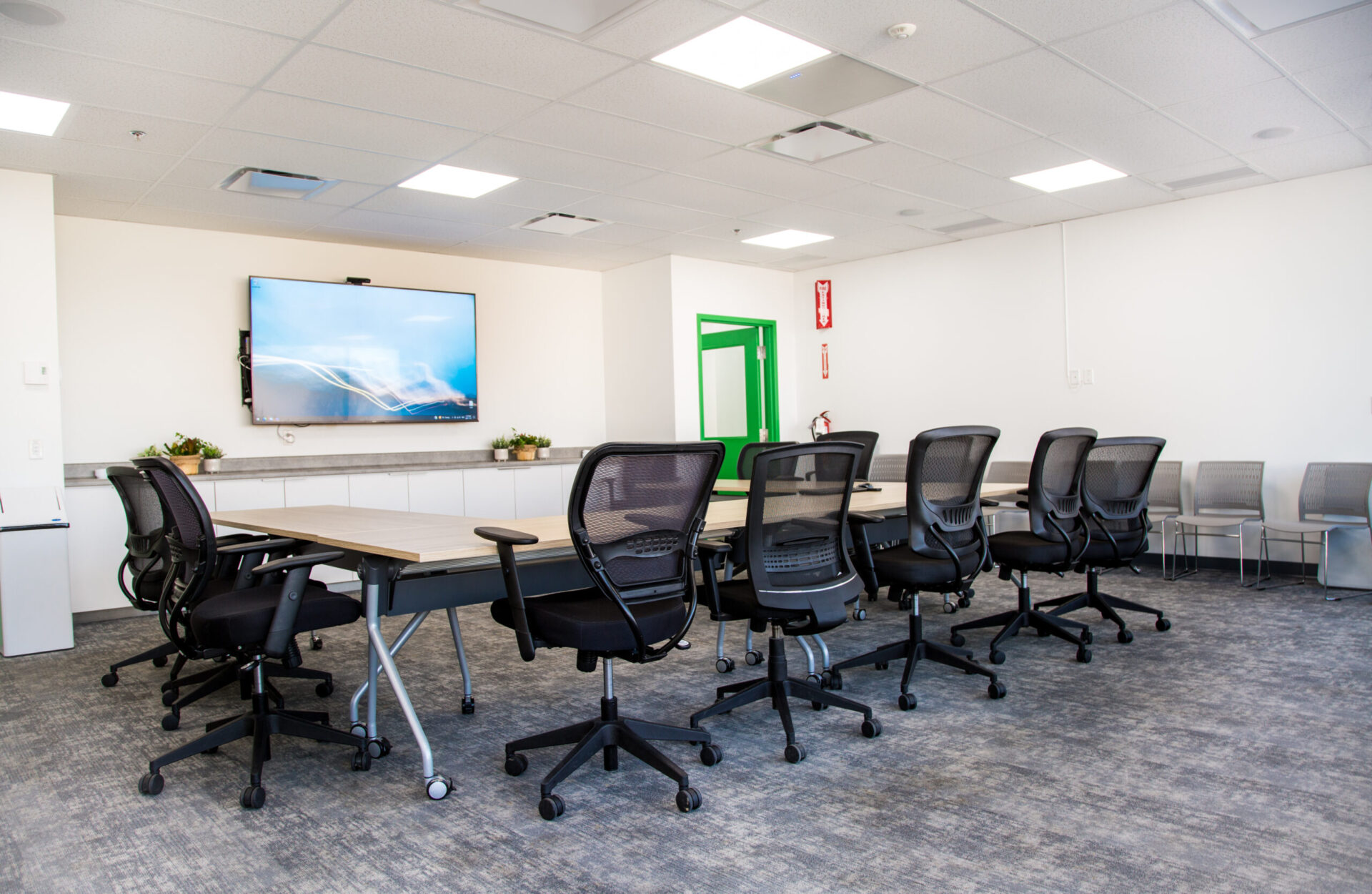 A conference room designed for engineering and architecture discussions, equipped with a table and chairs.