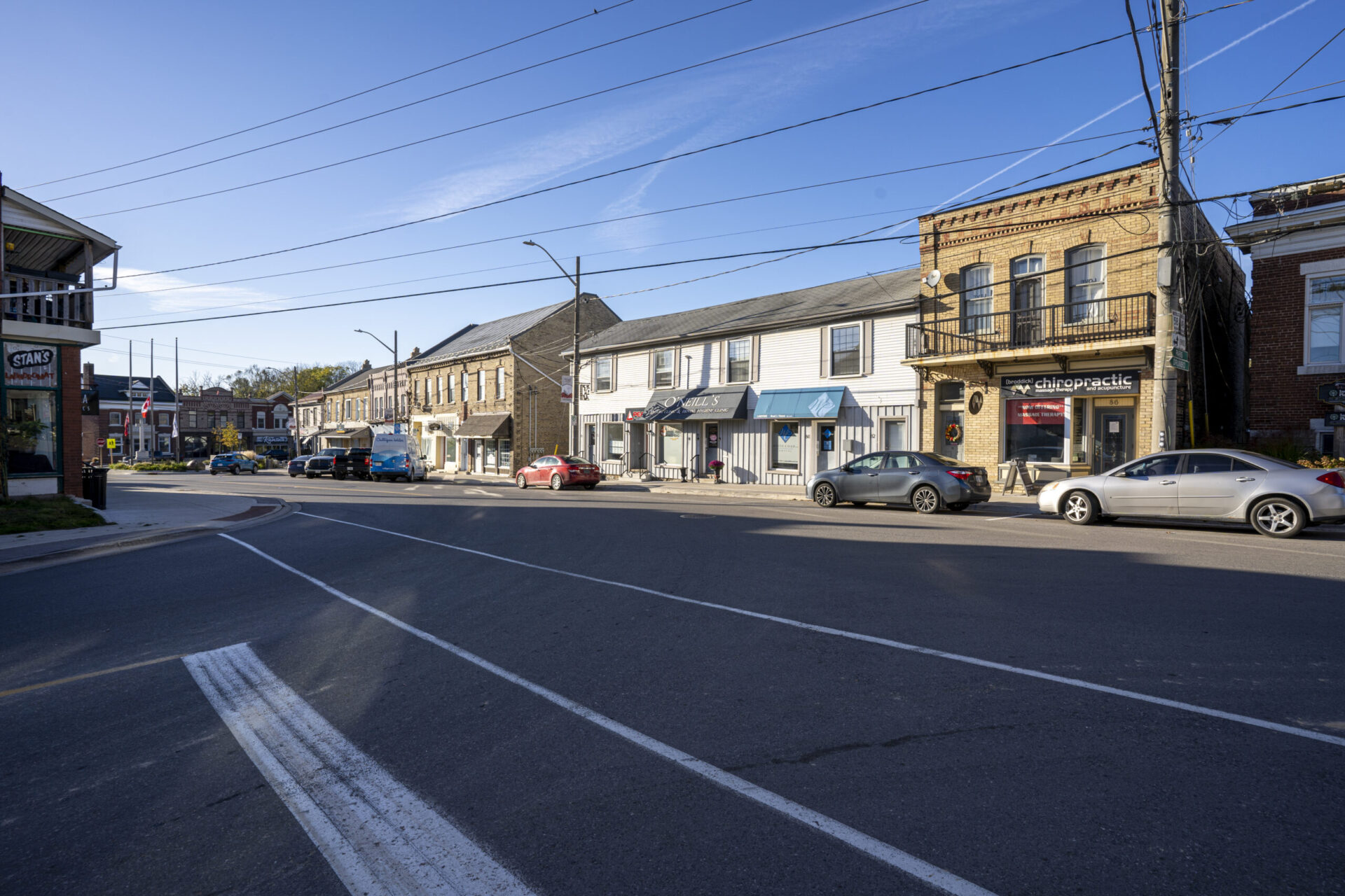 A street with cars parked in the middle, showcasing engineering and architecture.