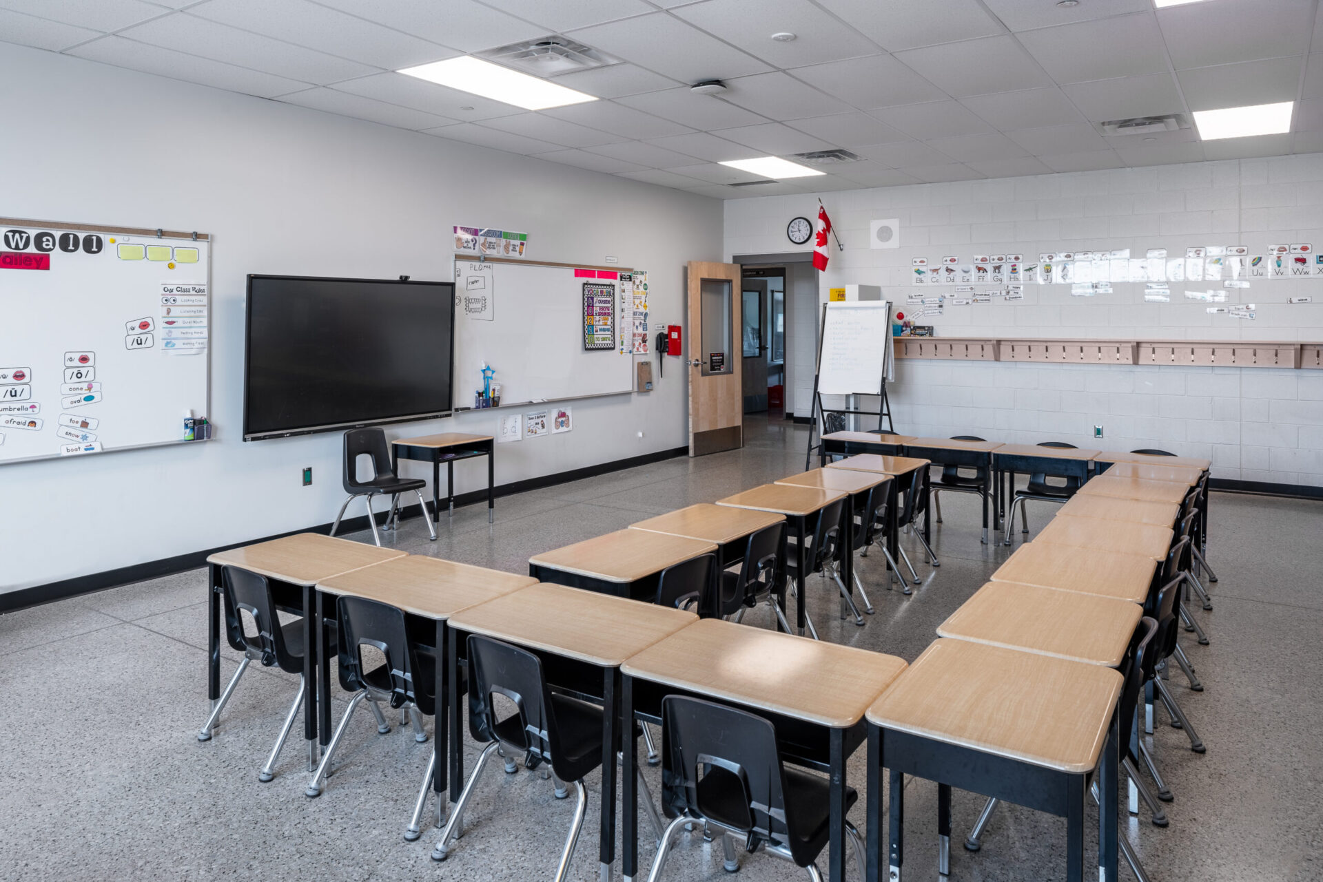 A classroom with desks and chairs designed by an architect.