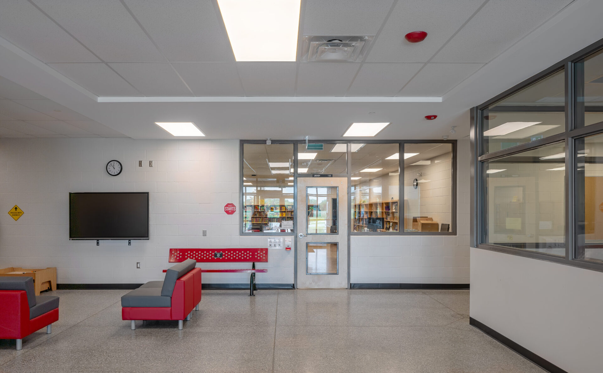 A classroom with a centrally located TV, designed with an emphasis on engineering and architecture.