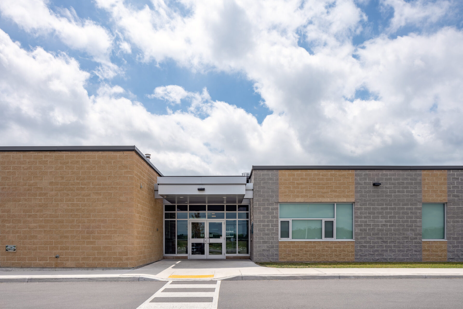 The architecture of a school building with a cloudy sky.